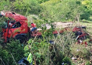 Caminhoneiro é socorrido com escoriações por todo corpo e suspeita de fratura em capotamento na BR 324