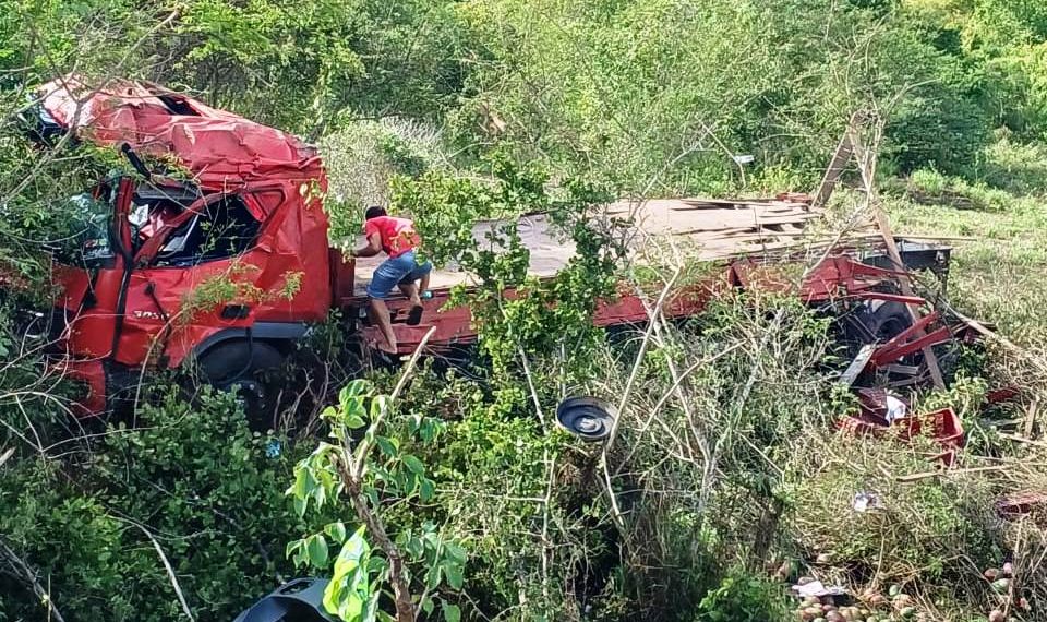 Caminhoneiro é socorrido com escoriações por todo corpo e suspeita de fratura em capotamento na BR 324