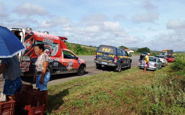 Caminhoneiro é socorrido com escoriações por todo corpo e suspeita de fratura em capotamento na BR 324