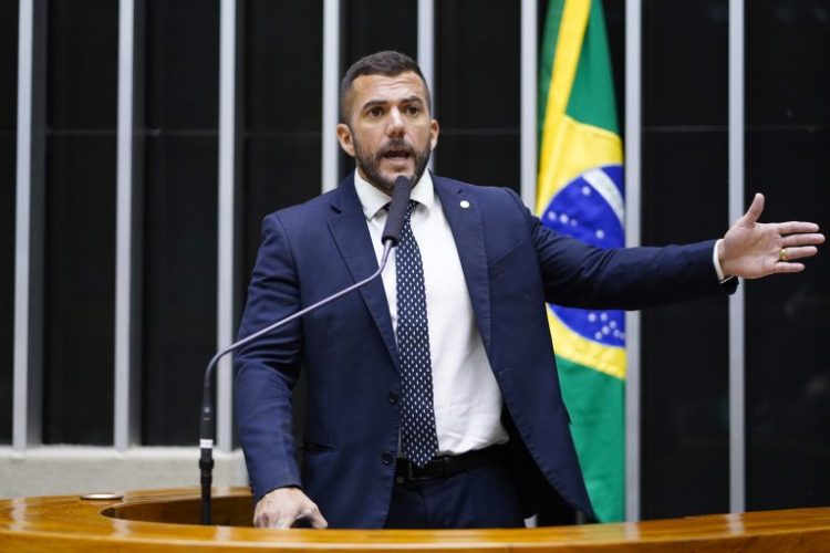 Decisão do BC sobre juros provoca críticas da base do governo e é defendida pela oposição no Plenário