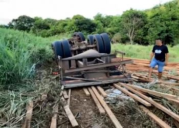 Caminhoneiro de Riachão do Jacuípe morre em capotamento na BR 242