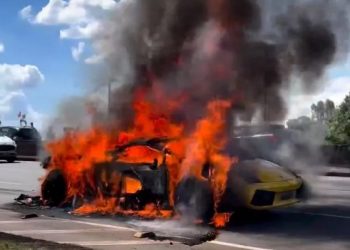 RS – Carro de luxo pega fogo em avenida de Belo Horizonte