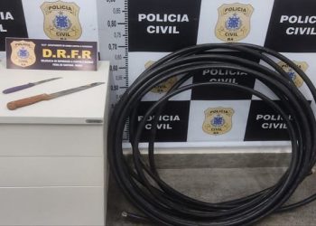 homem é flagrado furtando fios na frente de delegacias e ainda ameaça policiais com faca