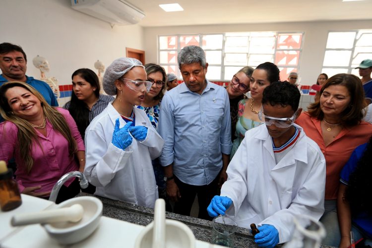 Com investimento de R$ 22,6 milhões, Jerônimo entrega colégio de ensino integral na cidade de Aporá