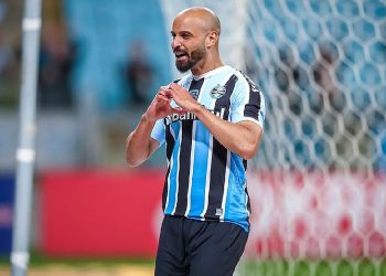 Meia Thaciano desembarca em Salvador para assinar contrato com o Bahia