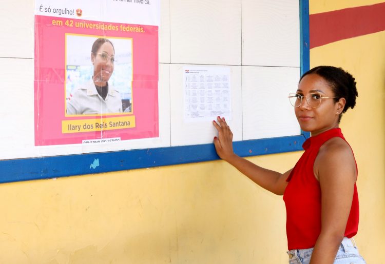 Oriunda da rede estadual, soldada aprovada em 42 universidades visita colégio em que estudou