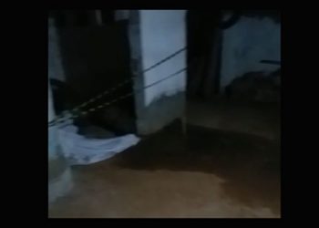 Homem é morto a tiros no quintal de casa. Vítima chegava de moto quando foi executada