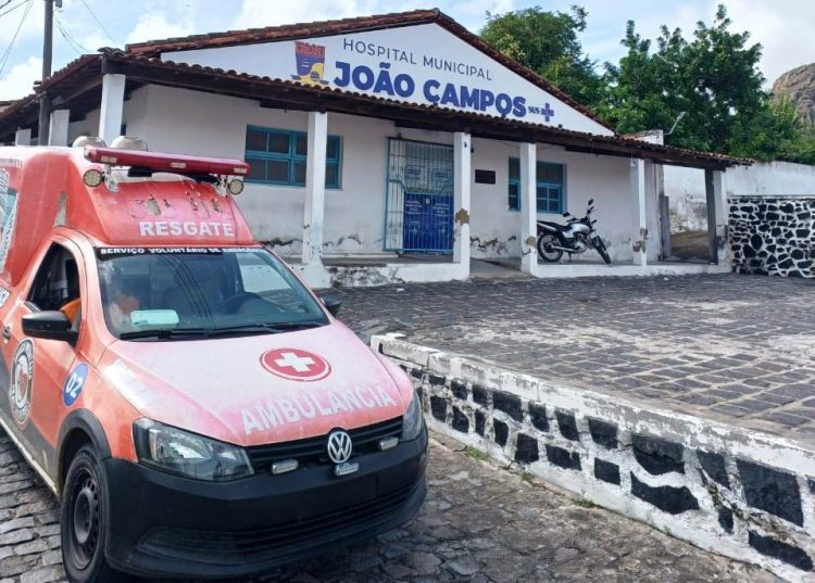 Caminhoneiro é socorrido com escoriações por todo corpo e suspeita de fratura em capotamento na BR 324