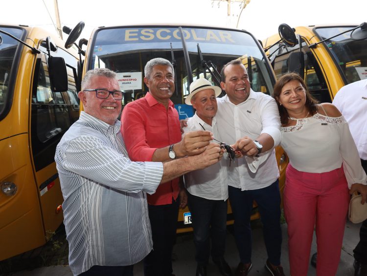 Governador entrega 80 ônibus escolares para o transporte de estudantes de municípios do interior