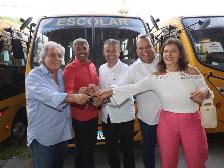 Governador entrega 80 ônibus escolares para o transporte de estudantes de municípios do interior
