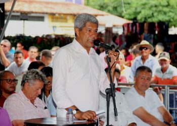 Durante visita a Valente, Jerônimo reafirmou que escolas da rede estadual abrirão nos finais de semana