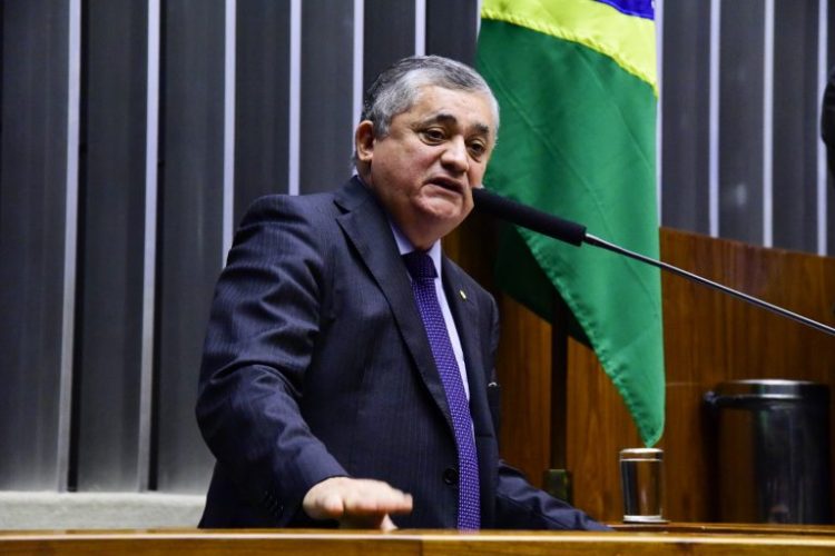Decisão do BC sobre juros provoca críticas da base do governo e é defendida pela oposição no Plenário