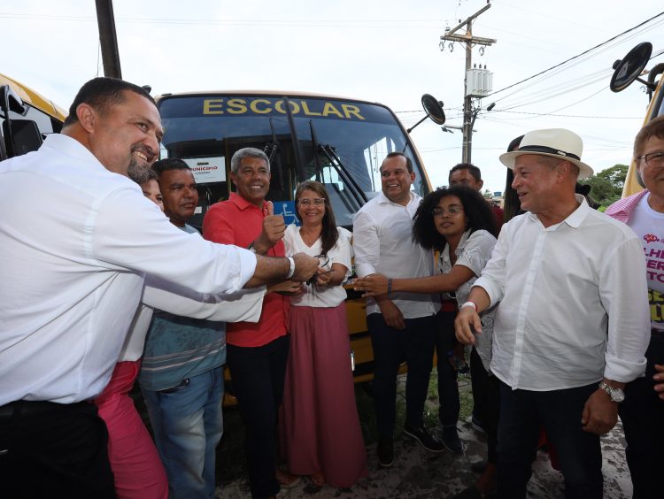 Governador entrega 80 ônibus escolares para o transporte de estudantes de municípios do interior