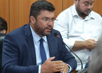 Deputado Marcinho Oliveira pede asfaltamento da estrada que liga povoado Deixaí a sede de Cansanção