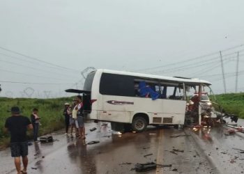 PA – Acidente entre micro-ônibus e caminhão deixa 12 mortos