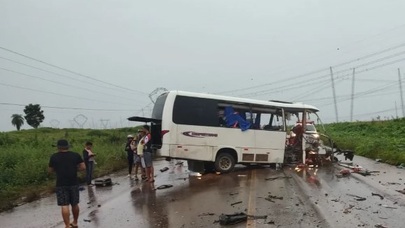 PA – Acidente entre micro-ônibus e caminhão deixa 12 mortos