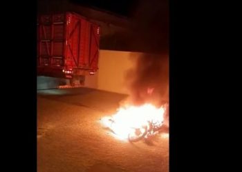 Motociclista é internada na UTI com 36% do corpo queimado após veículo explodir em batida com caminhão