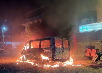 Van é destruída pelo fogo na BA 120, no perimetro urbano de Valente