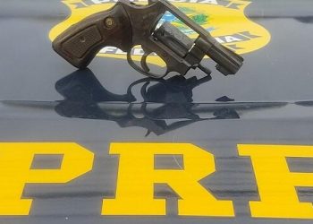 PRFs libertam reféns e recuperam caminhão tomado de assalto na BR 324