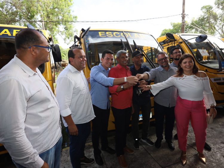 Governador entrega 80 ônibus escolares para o transporte de estudantes de municípios do interior