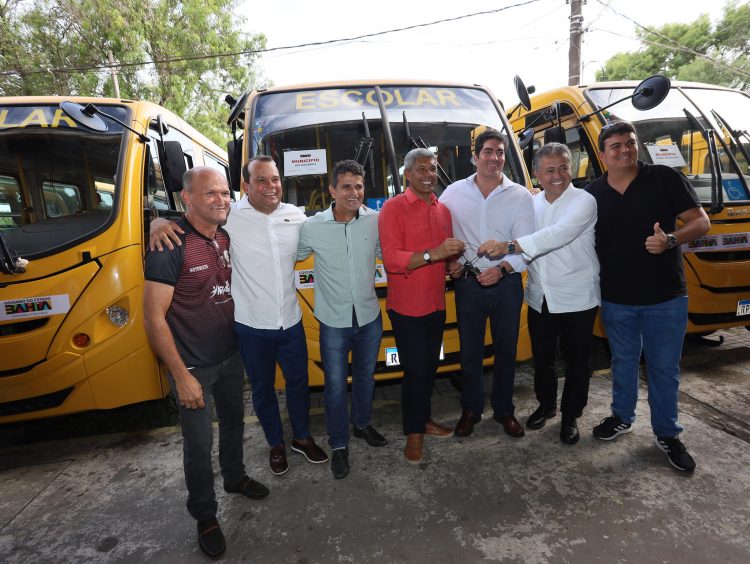 Governador entrega 80 ônibus escolares para o transporte de estudantes de municípios do interior