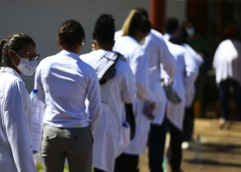 Governo relança Mais Médicos; brasileiros terão prioridade