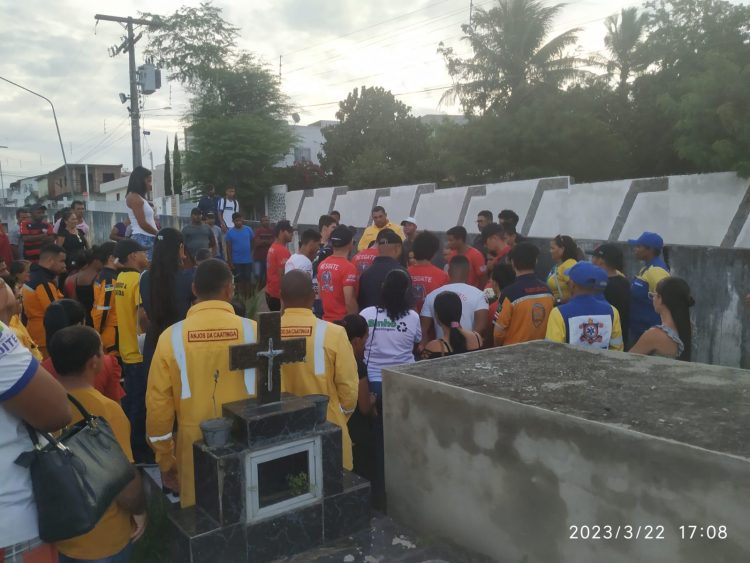 Com a presença de cinco grupos de socorristas voluntários corpo de João Wilson é sepultado em Coité