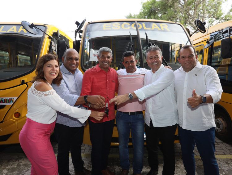Governador entrega 80 ônibus escolares para o transporte de estudantes de municípios do interior