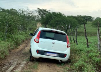 Taxista é sequestrado em Serrinha, encontrado algemado em árvore em Santaluz e carro abandonado em Coité