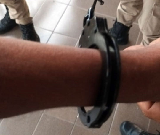 Taxista é sequestrado em Serrinha, encontrado algemado em árvore em Santaluz e carro abandonado em Coité