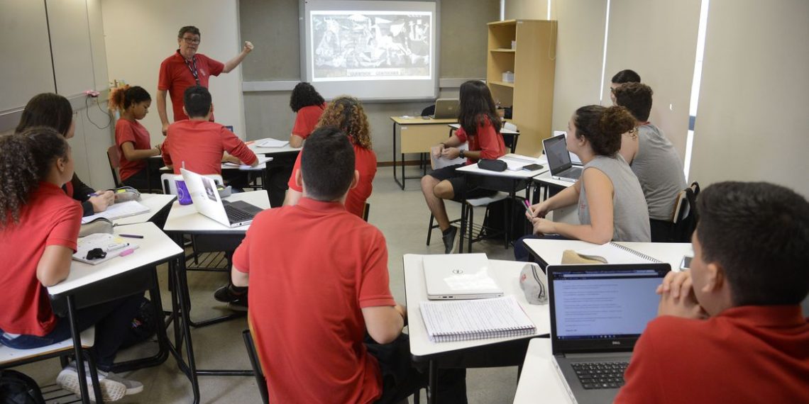 Especialistas pedem volta das diretrizes de 2012 do ensino médio