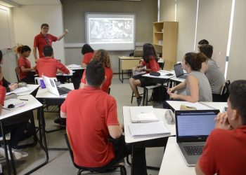 Especialistas pedem volta das diretrizes de 2012 do ensino médio