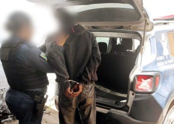 Homem é preso suspeito de tentar matar mulher com facada no pescoço