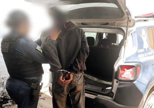 Homem é preso suspeito de tentar matar mulher com facada no pescoço