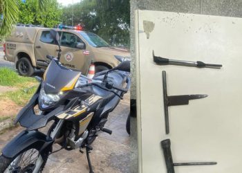Dupla flagrada com moto roubada acumula sete passagens pela Polícia