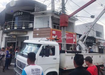 Eletricista fica com braço prensado em poste quando trabalhava em caminhão munk no centro da cidade