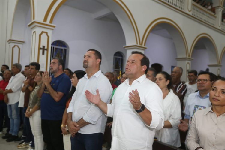 Em Serrinha, governador em exercício participa da Procissão do Fogaréu e entrega alimentos da campanha do Bahia Sem Fome