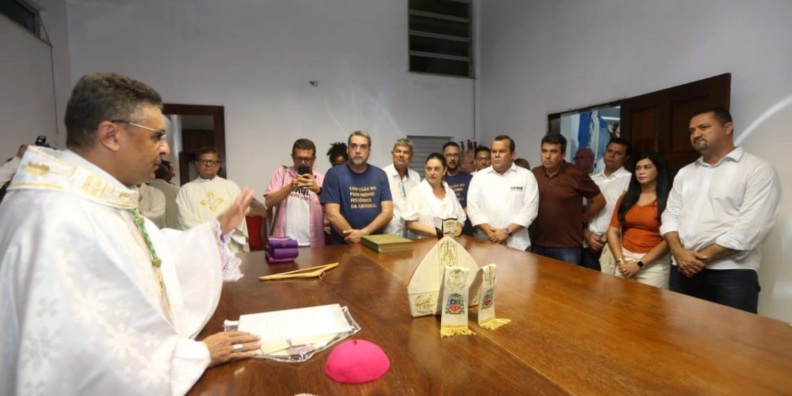 Em Serrinha, governador em exercício participa da Procissão do Fogaréu e entrega alimentos da campanha do Bahia Sem Fome