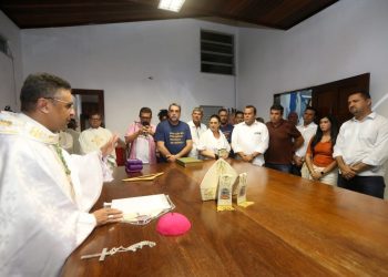 Em Serrinha, governador em exercício participa da Procissão do Fogaréu e entrega alimentos da campanha do Bahia Sem Fome