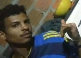 Homem é morto a tiros enquanto bebia com amigos. Um deles ficou ferido