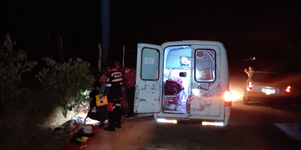 Homem fica ferido após sofrer acidente de moto em estrada vicinal