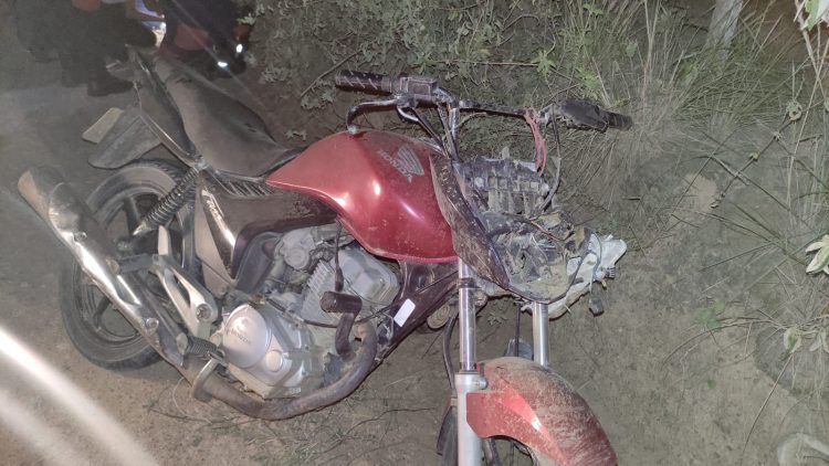 Homem fica ferido após sofrer acidente de moto em estrada vicinal