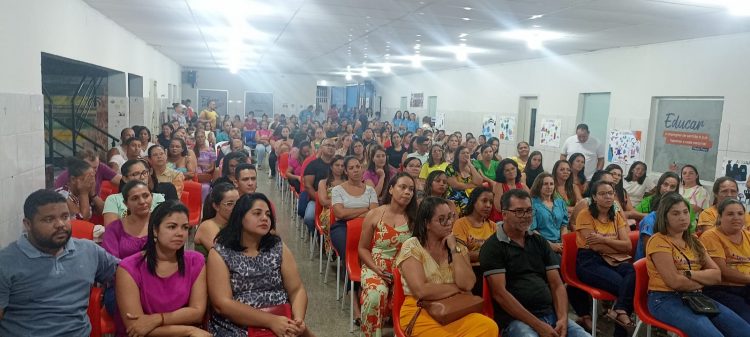 Comandante da PM e delegada de Polícia Cívil se reunem com pais e responsáveis do Educandário Divino Mestre para tratar de segurança