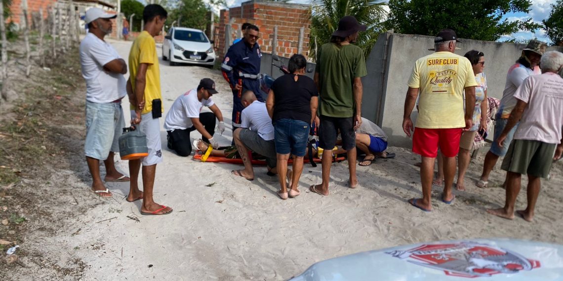 Mulher cai de moto após atropelar cachorro em estrada vicinal