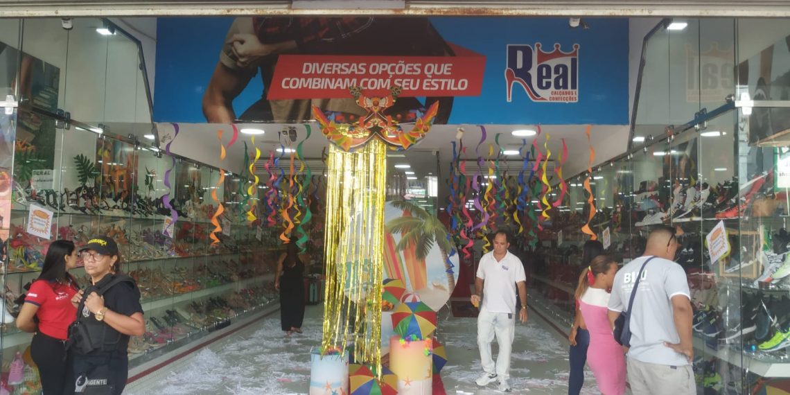 Real Calçados de Coité comemora aniversário presenteando os clientes