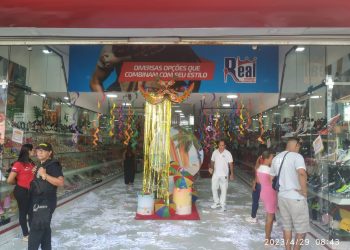 Real Calçados de Coité comemora aniversário presenteando os clientes