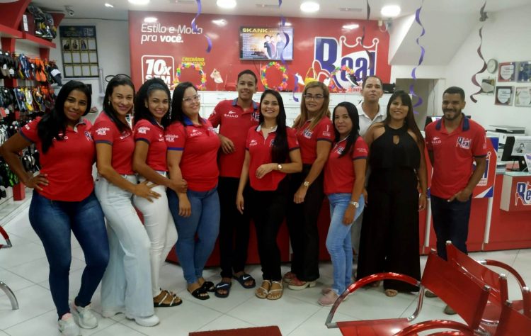 Real Calçados de Coité comemora aniversário presenteando os clientes