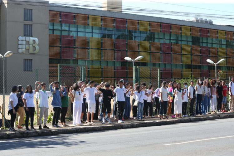 Institutos federais fazem ato pela paz no Dia Mundial da Educação