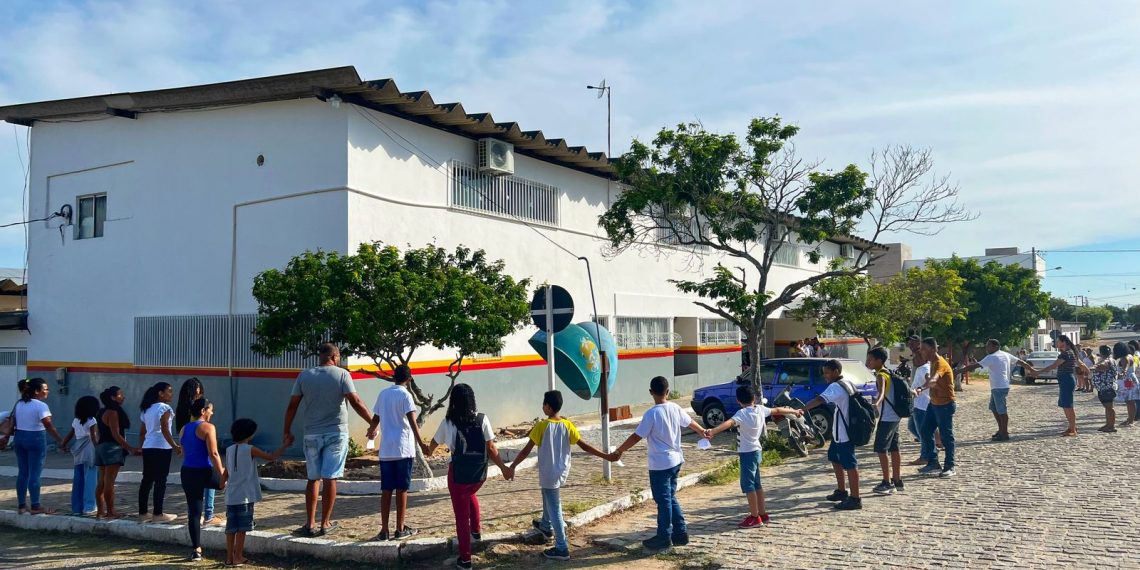 Queimadas – Colégio promove abraço coletivo para incentivar a paz entre os estudantes