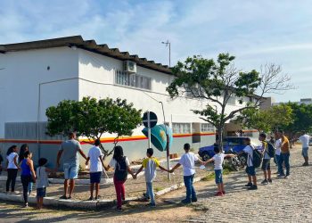 Queimadas – Colégio promove abraço coletivo para incentivar a paz entre os estudantes